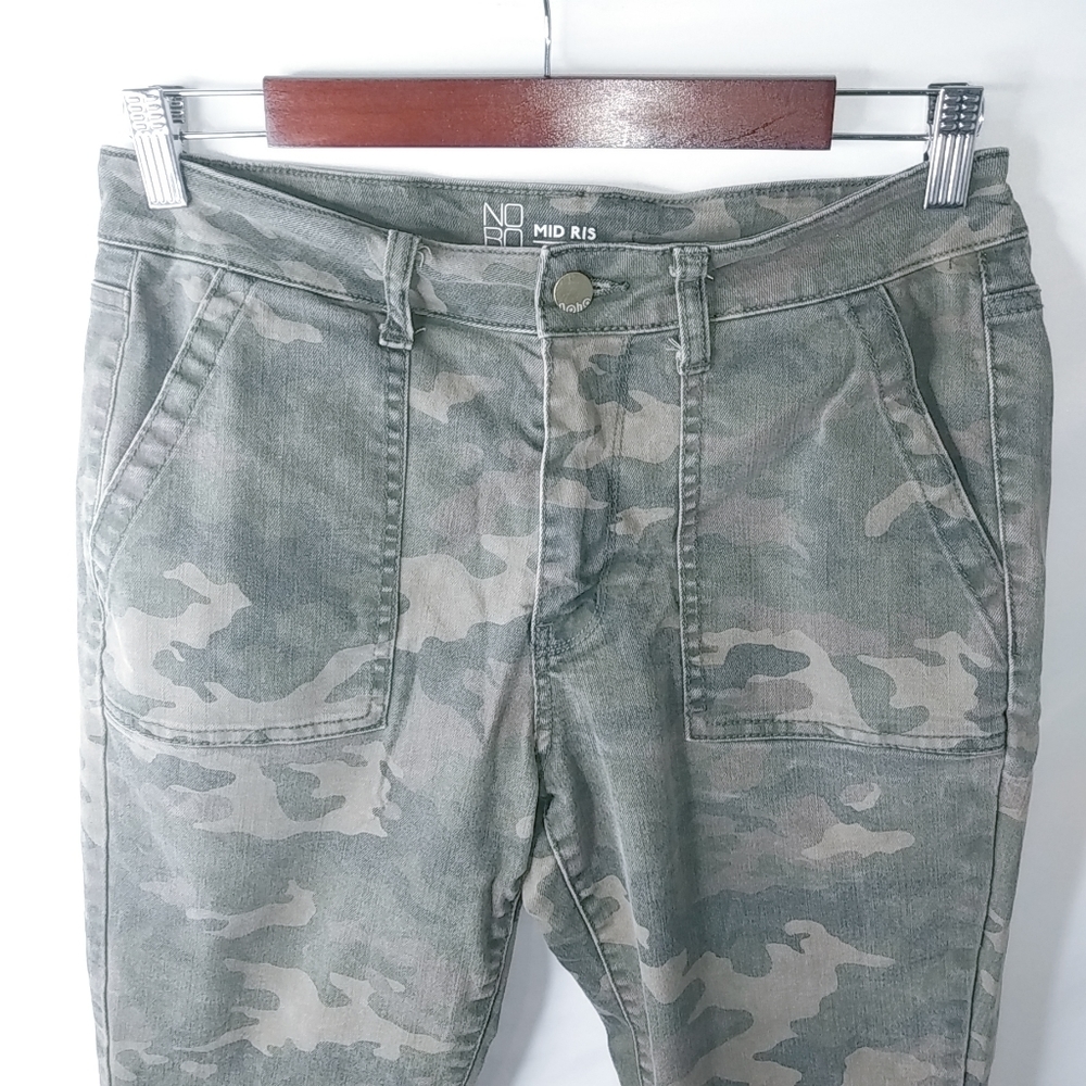 NoBo 11 30x23 Cammo Mid Rise Raw Hem Capri Pants - Picture 8 of 8